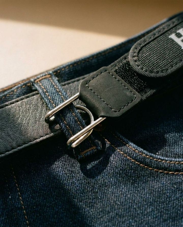 Detalle: gancho metálico enganchado al pasador del jean