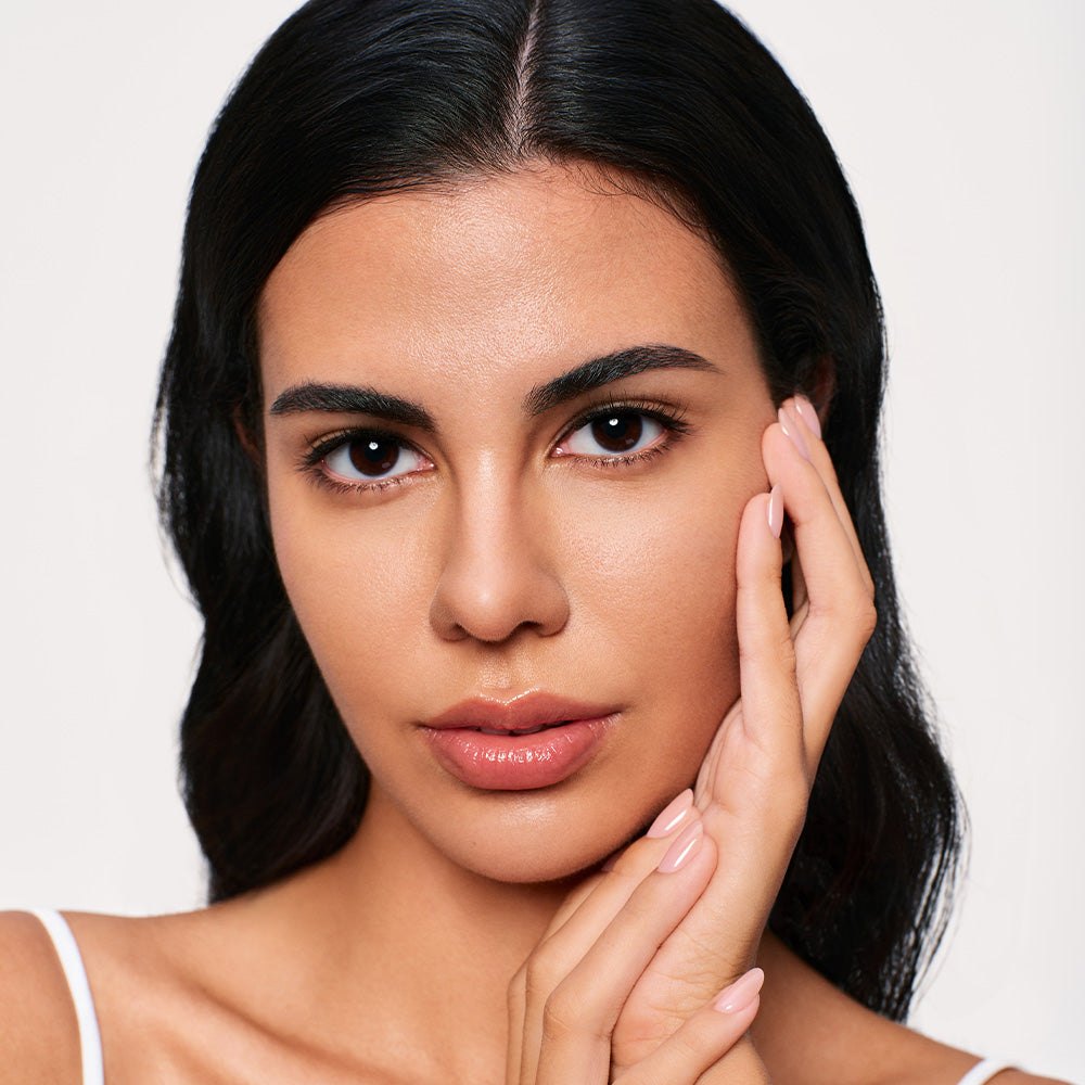 Mujer con mirada radiante y pestañas perfectas